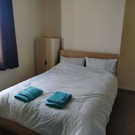Self Catering 2 Bedroom Flat, Frequent Buses, 1-Minute Walk To Bus Stop, 20 Minutes To City Center เอดินบะระ ภายนอก รูปภาพ
