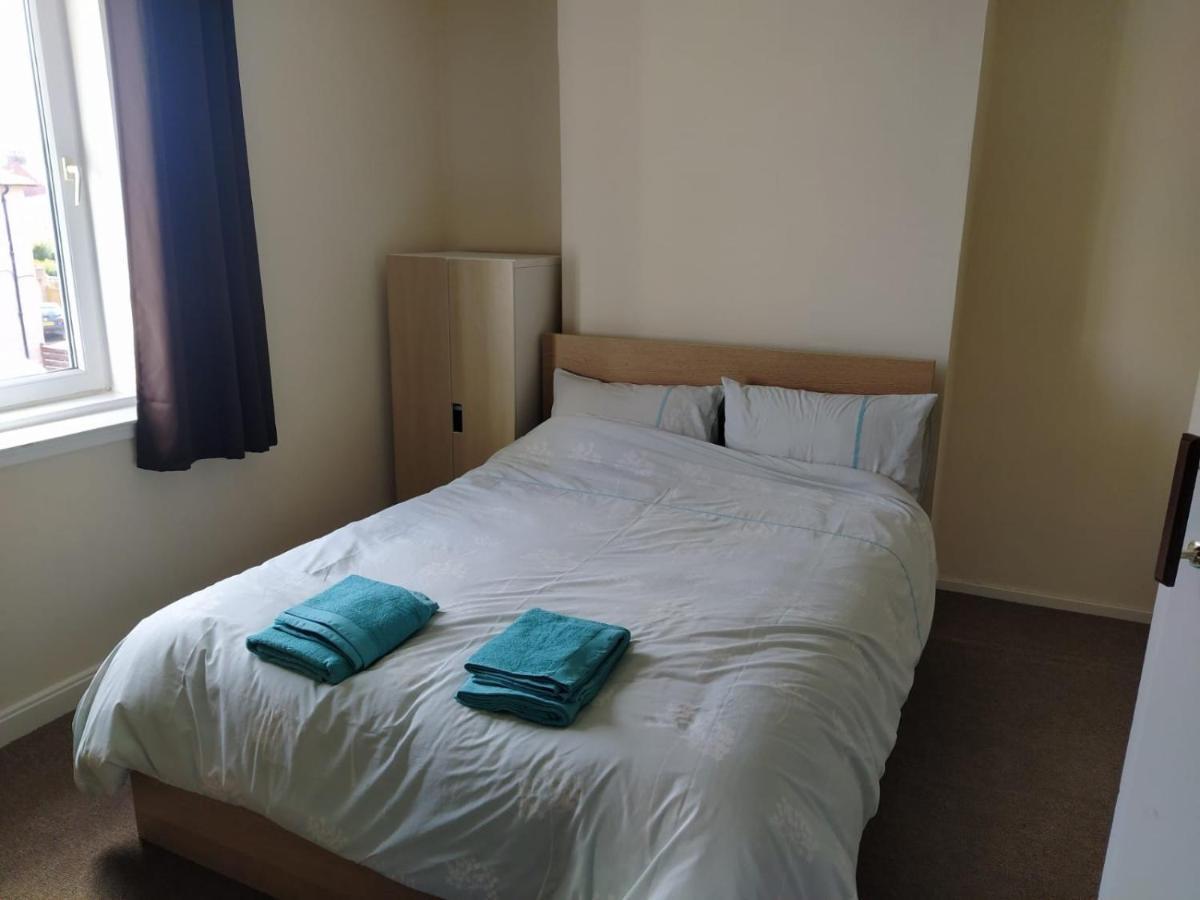 Self Catering 2 Bedroom Flat, Frequent Buses, 1-Minute Walk To Bus Stop, 20 Minutes To City Center เอดินบะระ ภายนอก รูปภาพ