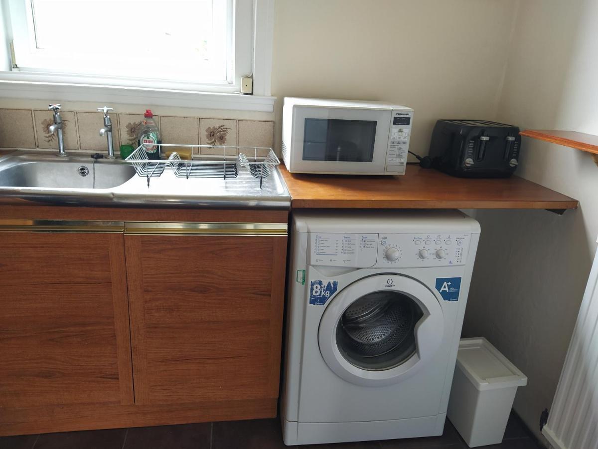 Self Catering 2 Bedroom Flat, Frequent Buses, 1-Minute Walk To Bus Stop, 20 Minutes To City Center เอดินบะระ ภายนอก รูปภาพ