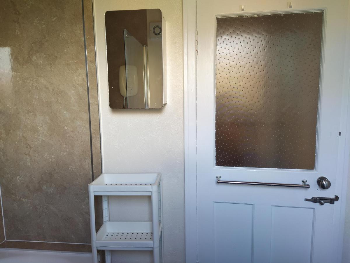 Self Catering 2 Bedroom Flat, Frequent Buses, 1-Minute Walk To Bus Stop, 20 Minutes To City Center เอดินบะระ ภายนอก รูปภาพ