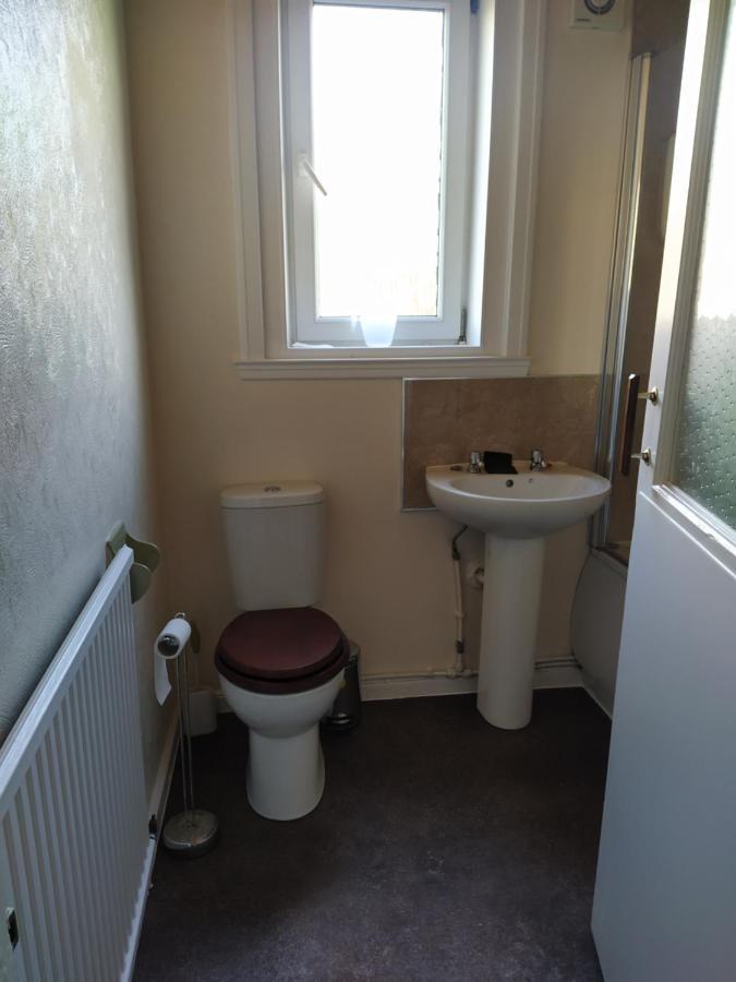 Self Catering 2 Bedroom Flat, Frequent Buses, 1-Minute Walk To Bus Stop, 20 Minutes To City Center เอดินบะระ ภายนอก รูปภาพ