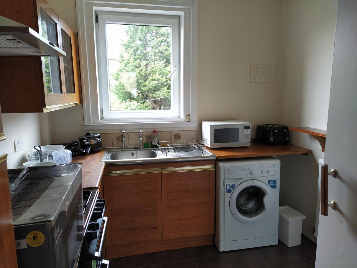 Self Catering 2 Bedroom Flat, Frequent Buses, 1-Minute Walk To Bus Stop, 20 Minutes To City Center เอดินบะระ ภายนอก รูปภาพ