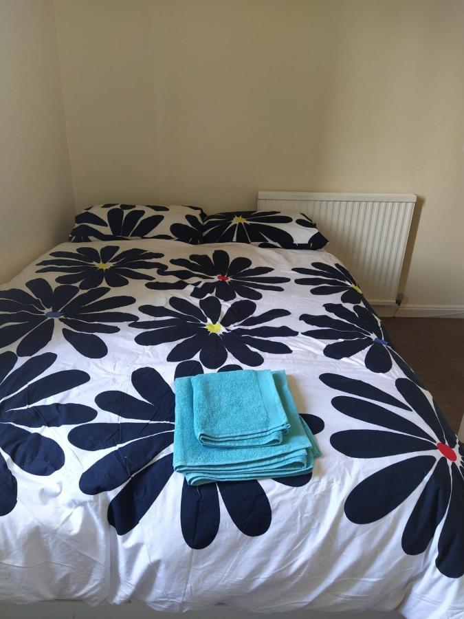 Self Catering 2 Bedroom Flat, Frequent Buses, 1-Minute Walk To Bus Stop, 20 Minutes To City Center เอดินบะระ ภายนอก รูปภาพ