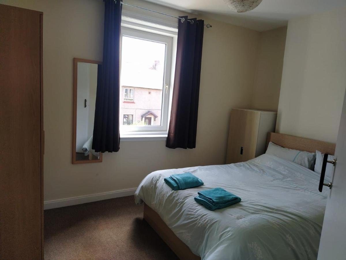 Self Catering 2 Bedroom Flat, Frequent Buses, 1-Minute Walk To Bus Stop, 20 Minutes To City Center เอดินบะระ ภายนอก รูปภาพ