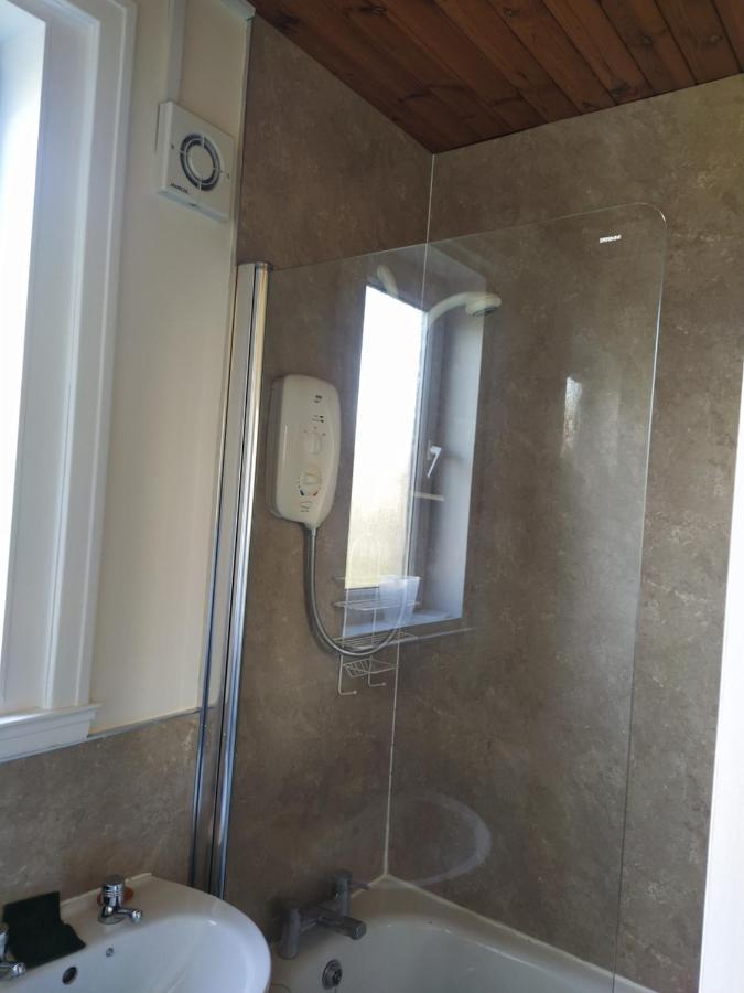 Self Catering 2 Bedroom Flat, Frequent Buses, 1-Minute Walk To Bus Stop, 20 Minutes To City Center เอดินบะระ ภายนอก รูปภาพ